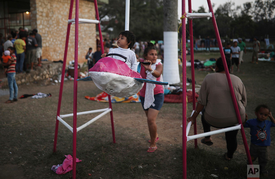 Đoàn di cư nghìn người chầu chực bên bờ giấc mơ Mỹ